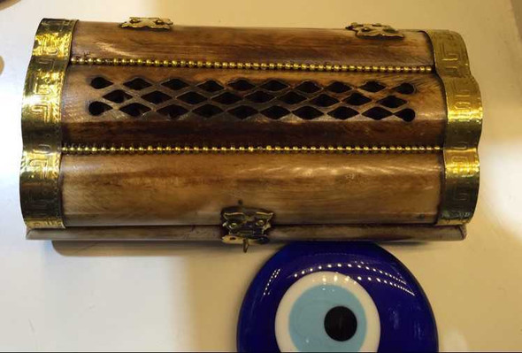 Detailed view of a compact 14x7 cm jewelry box crafted from bone, highlighting the precision of the handmade inlay.