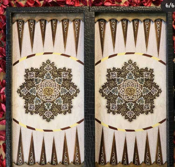 A closed 48 cm traveller backgammon set in a black PU leather suitcase with a crocodile-skin texture and handle.