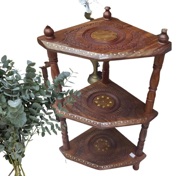Detailed close-up of the woodwork and decorative accents on the 83 cm corner display shelf.