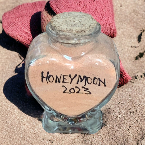 An exclusive Craftihouse unique souvenir gift in the UAE showcasing a romantic custom sand bottle keepsake.