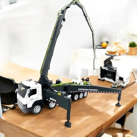 Luxury Huina 1:50 Semi-Alloy Concrete Pump Truck Model Artisan Detail View