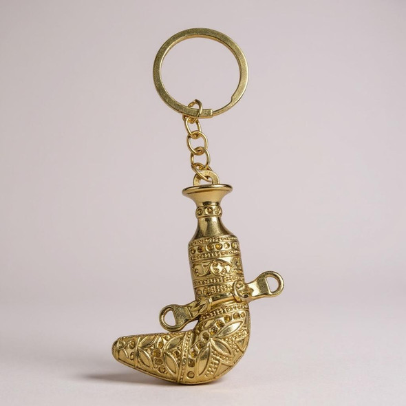 Close-up of the sturdy metal ring and chain on the golden Dubai Khanjar key holder