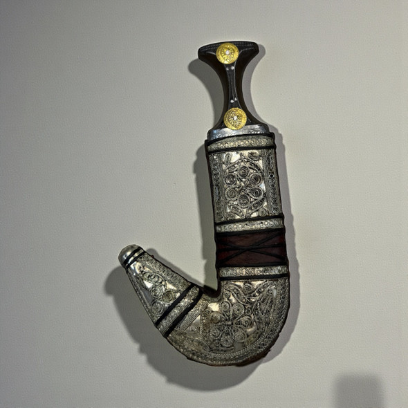 Close-up of handmade 27cm Janbiya showing intricate silver-tone metal filigree and gold-accented hilt.