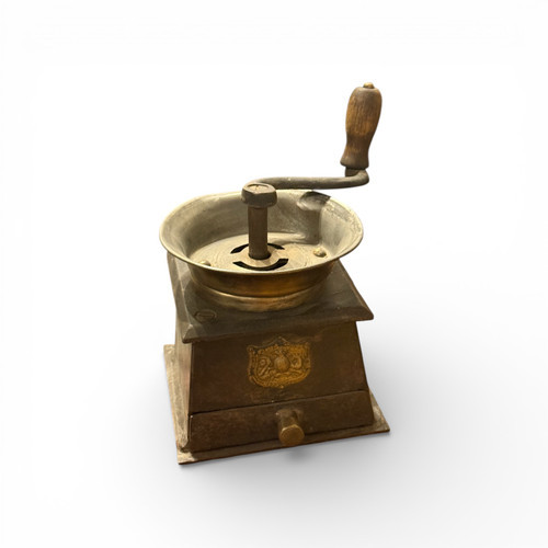 Luxury Vintage Manual Coffee Grinder With Hand Crank Antique Style Wooden And Brass Spice Mill Rustic Home Cafe Functional Grinder Artisan Detail Shot