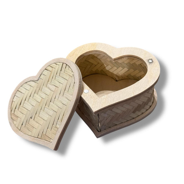 Close-up showing the seamless magnetic closure and the intricate hand-shaped edges of the palm leaf heart box.