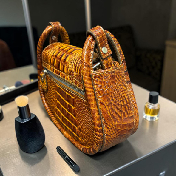 Close-up of the meticulous hand-stitched borders, thick piping reinforcements, and high-grade metal zip closure on the rear panel of the premium textured leather crossbody purse.