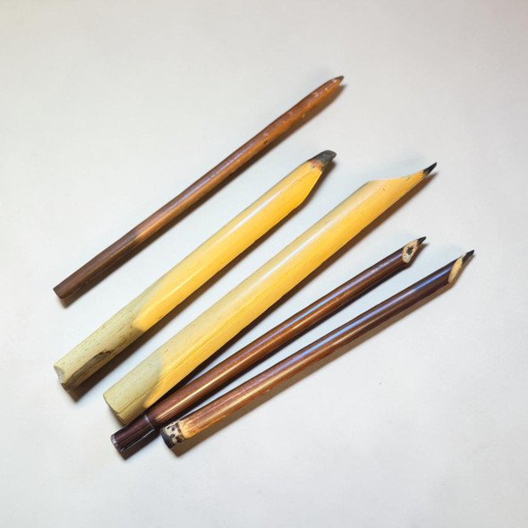 A premium hand-carved Desfuli reed calligraphy pen featuring a precision-cut nib for Arabic script.