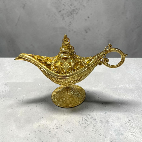 A classic 12 cm decorative Aladdin's lamp in a polished gold finish, perfect as a timeless souvenir gift for travelers.