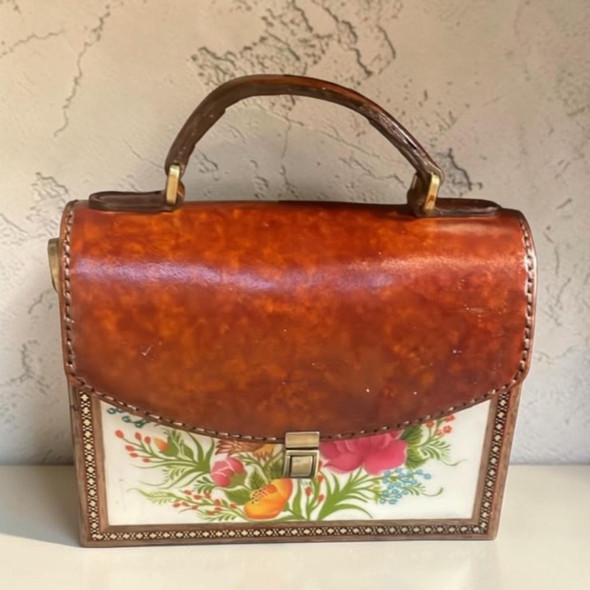 A professional product presentation of the 21x16x7.5 cm handcrafted brown leather and white wooden gift handbag against a neutral background.
