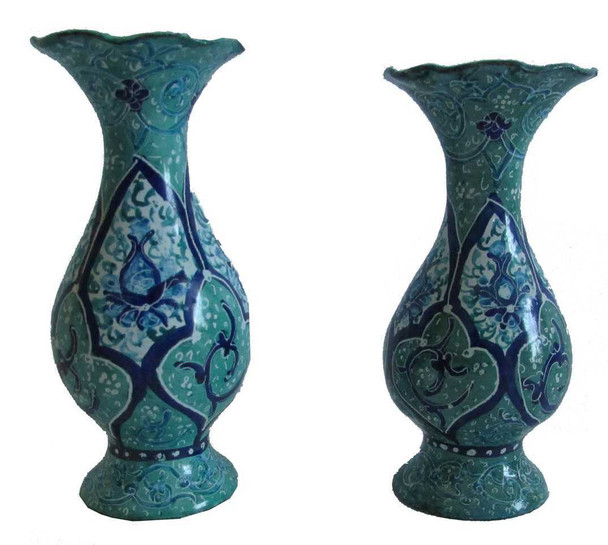 گلدان ۸ سانتی‌متری میناکاری در کنار جعبه جیر صادراتی، مناسب برای هدیه تولد و هدایای سازمانی