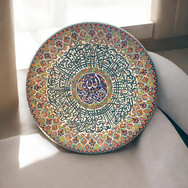 A monumental 40 cm handmade clay plate featuring Ayat al-Kursi calligraphy surrounded by a vibrant, multi-colored floral mosaic.