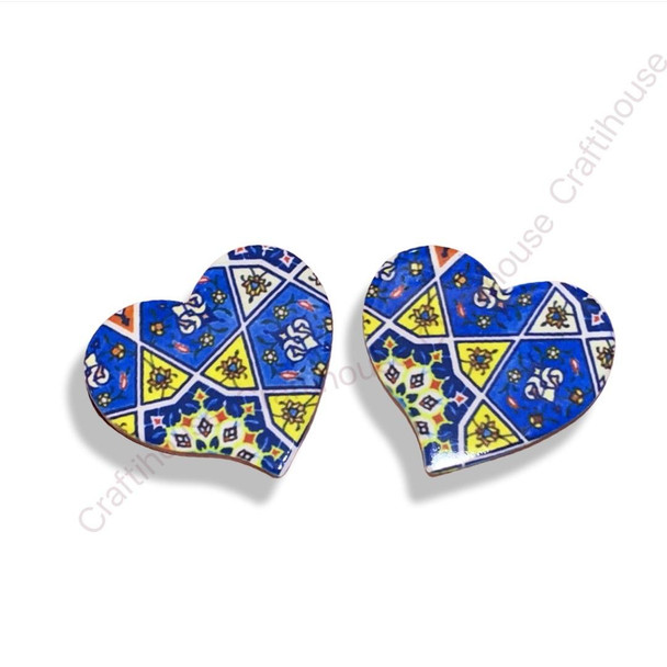 Close-up of the intricate printed tile motifs on our heart-shaped ceramic fridge magnets, sized 7x5 cm.