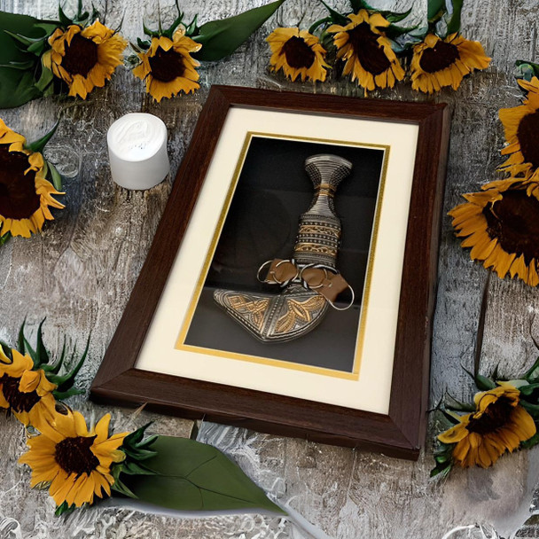 Full setting presentation of the premium framed Middle Eastern heritage Khanjar dagger, styled elegantly as an elite milestone token, institutional giveaway gift, or high-end office wall decoration in Dubai.