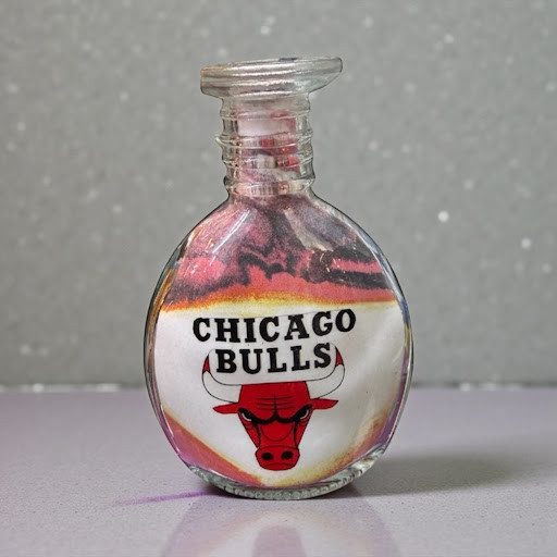 A 13 cm glass bottle featuring the Chicago Bulls logo centered against hand-layered red and black sand.