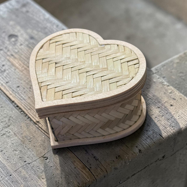 A 10.5 cm heart-shaped storage box made from natural wooden palm leaf with a secure magnetic lid.