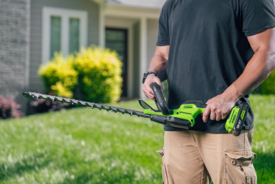 Greenworks 22 In. 24V Brushless Cordless Hedge Trimmer Kit with Battery & Charger