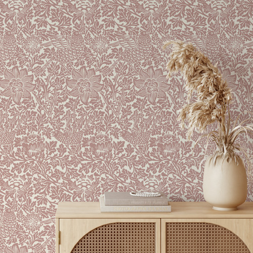 An beautiful William Morris inspired design, our Bird Song wallpaper will bring a subtle and relaxing feel to your room with its organic flowing floral pattern.