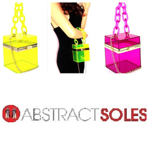 Linked Chain Strap 
Transparent 
Clear 
Acrylic 
Hard Box Clutch