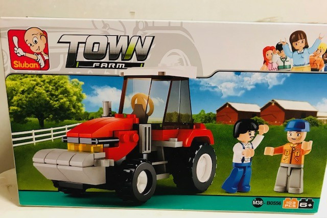 Play Bricks Town Farm Red Tractor Set (20556)