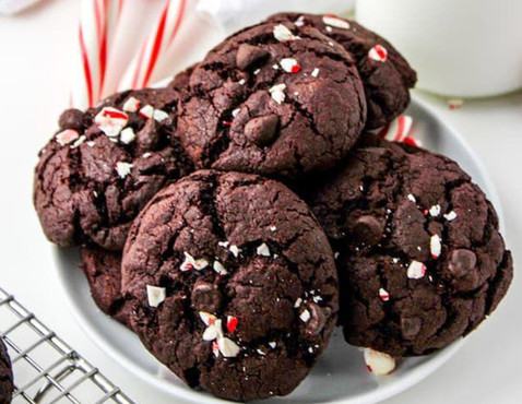 WEIHNACHTSKEKSE MIT DUNKLER SCHOKOLADE & PFEFFERMINZ