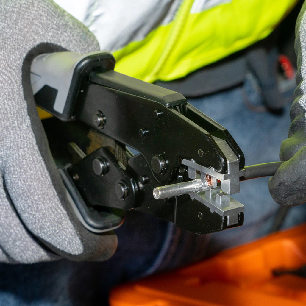 Pinza Ponchadora Solar para Conectores 3010CR Klein Tools