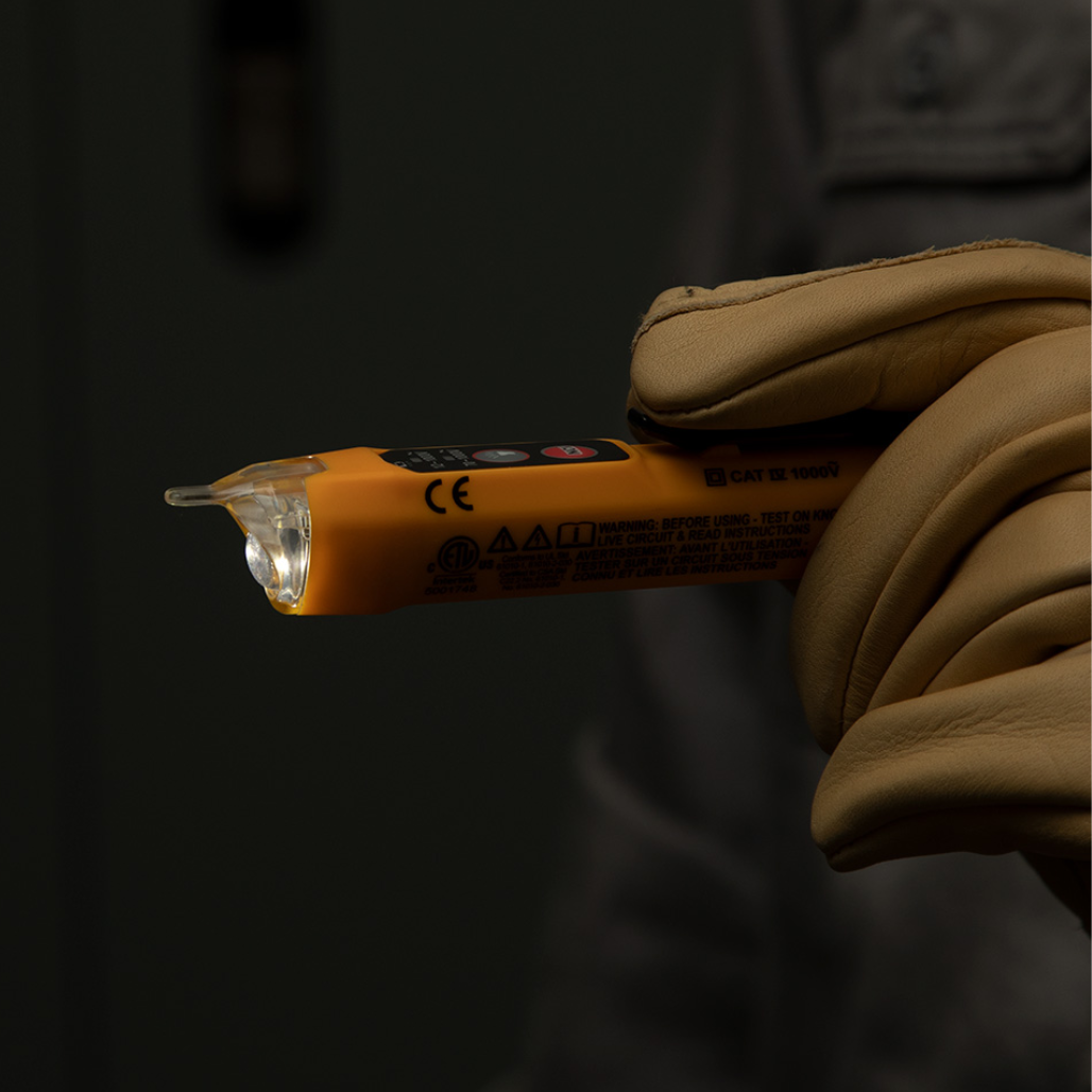 Probador de Voltaje de Doble Rango de 12 a 1000V CA con Linterna NCVT3P Klein Tools