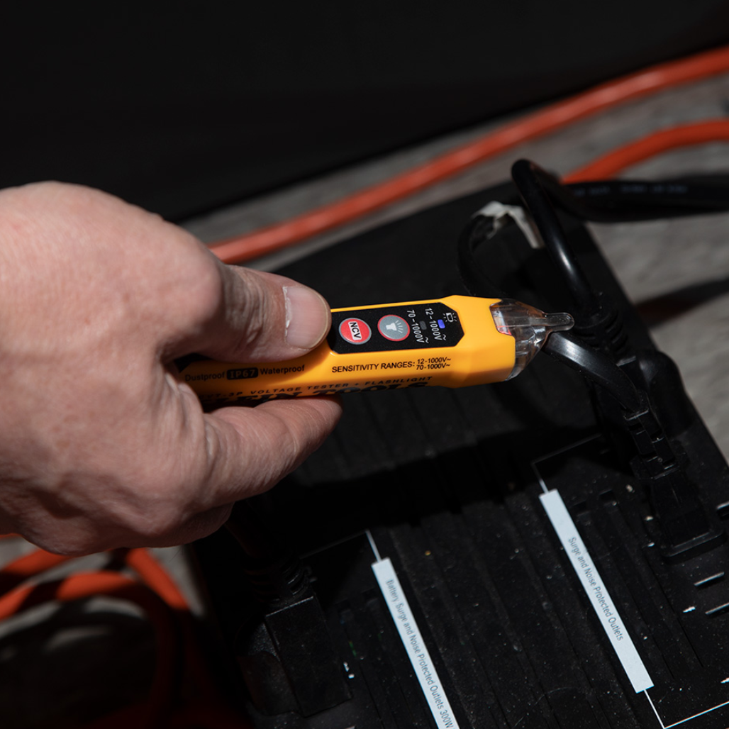 Probador de Voltaje de Doble Rango de 12 a 1000V CA con Linterna NCVT3P Klein Tools