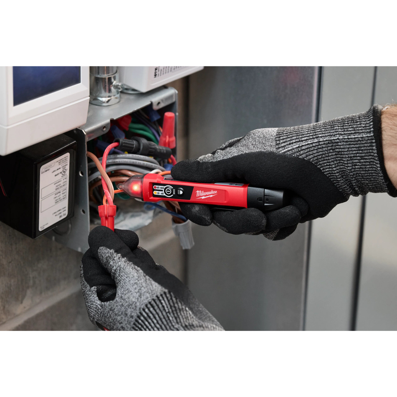 Probador de Voltaje de Doble Rango de 12 a 1000V CA con Linterna 320320 Milwaukee