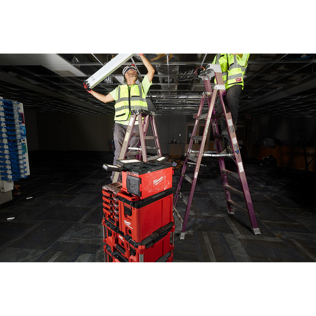 Luz/cargador M18  PACKOUT 235720 + Regalo Vaso Térmico PACKOUT de 30oz 48828393R Milwaukee