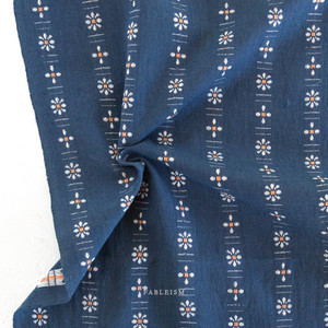 Daisies, FOR-DAI-24 Indigo, per 1/2 yard