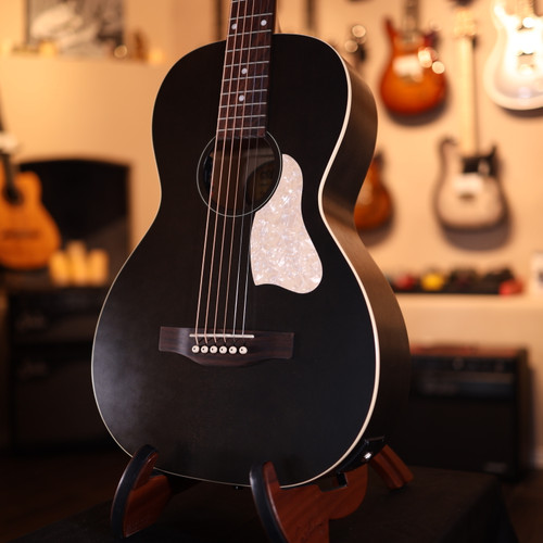 Art & Lutherie Roadhouse Parlor with Electronics - Faded Black  0019