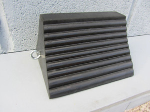 Hollow Pyramid Rubber Wheel Chock – Single
