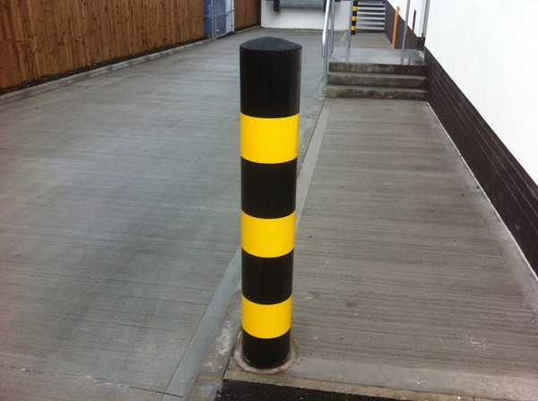 1200mm High-Vis Bollard – Yellow & Black