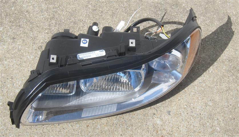 Volvo XC70 Headlight Assembly (Left or RIght) 2005 2006 2007