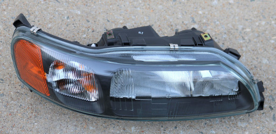 2001-2004 Volvo V70 Passenger Side Headlight Assembly (HALOGEN)