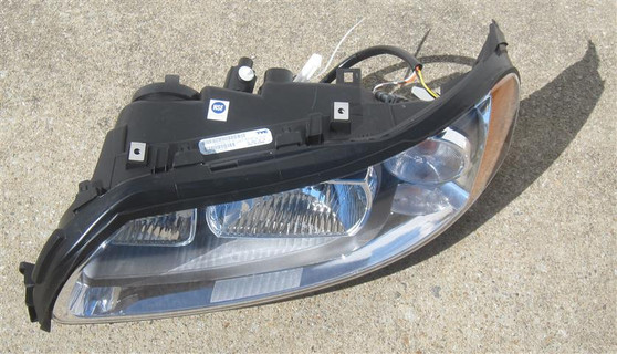 2005-2007 Volvo XC70 Headlight Assembly (HALOGEN)