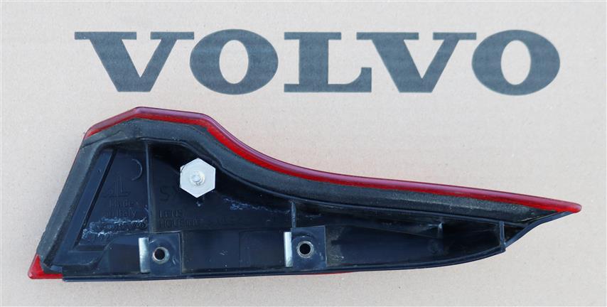 つ様 Volvo C70 Left Rear Upper Reflector on Trunk | 2006-2010