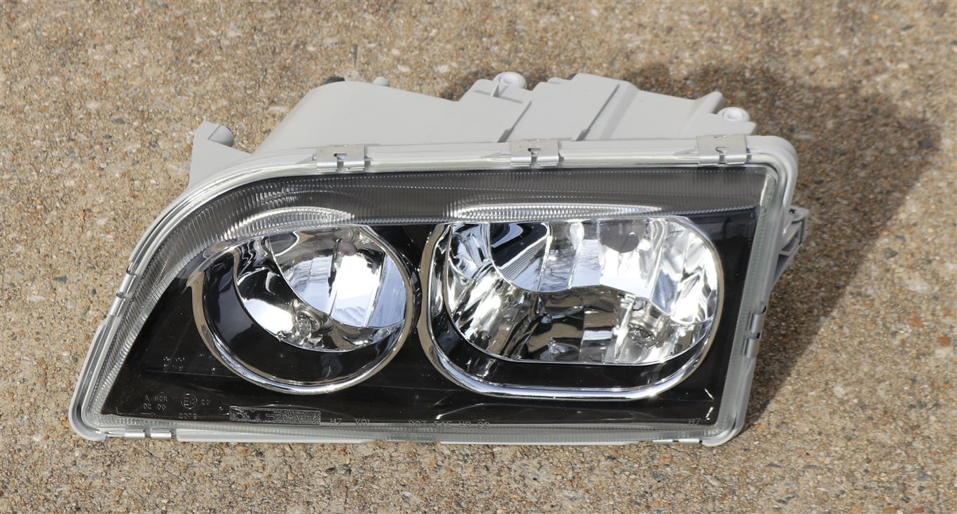 2003-2004 Volvo S40 (1.9T) Driver Side Headlight Assembly [BLACK TYPE]