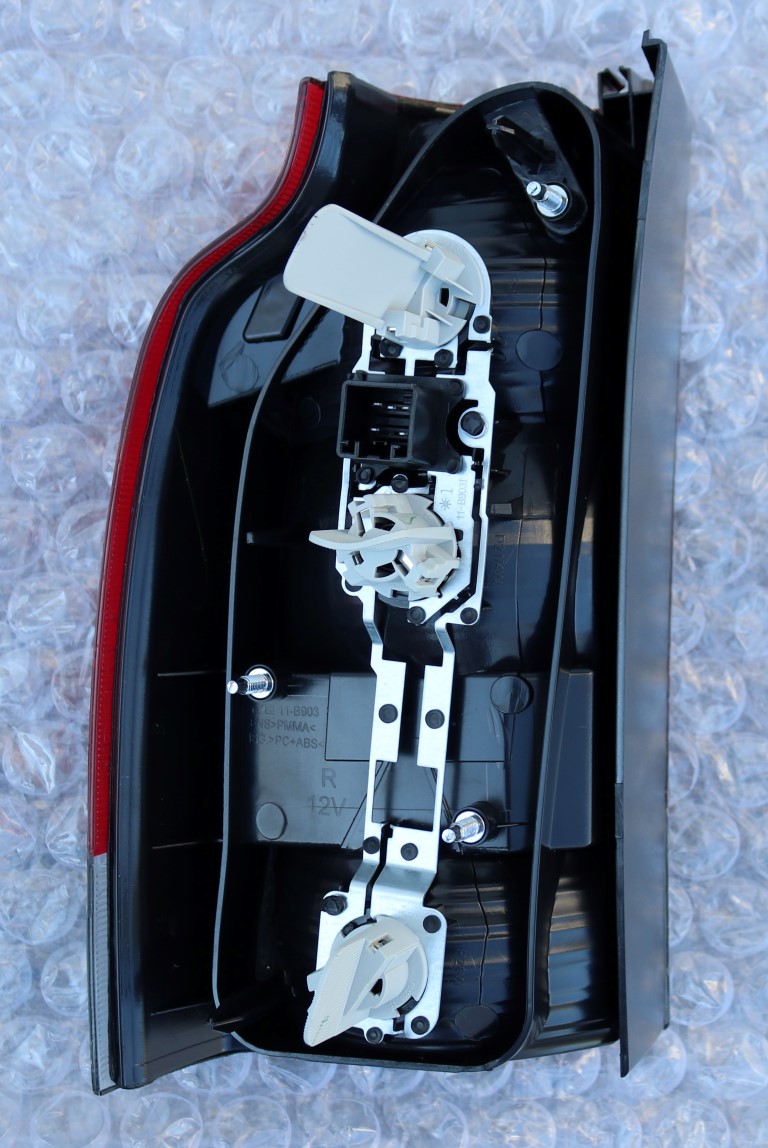 Volvo XC70 Lower Tail Light Assembly (Passenger Side) 20012004