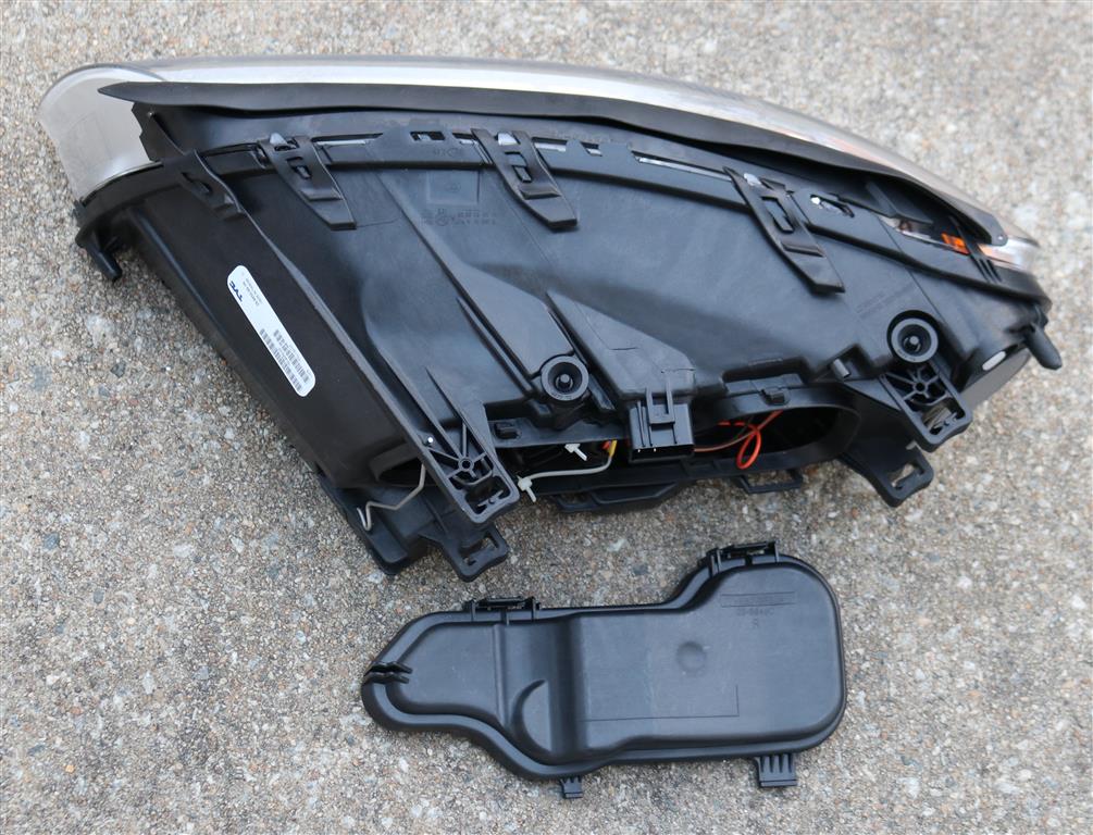 Volvo XC70 Passenger Side Headlight Assembly 2008 2009 2010