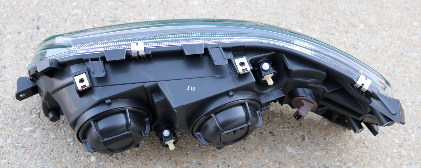 Volvo XC70 Passenger Side Headlight Assembly 2001 2002 2003 2004