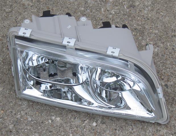 2000-2004 Volvo S40 (1.9T) Headlight Assembly [CHROME TYPE]