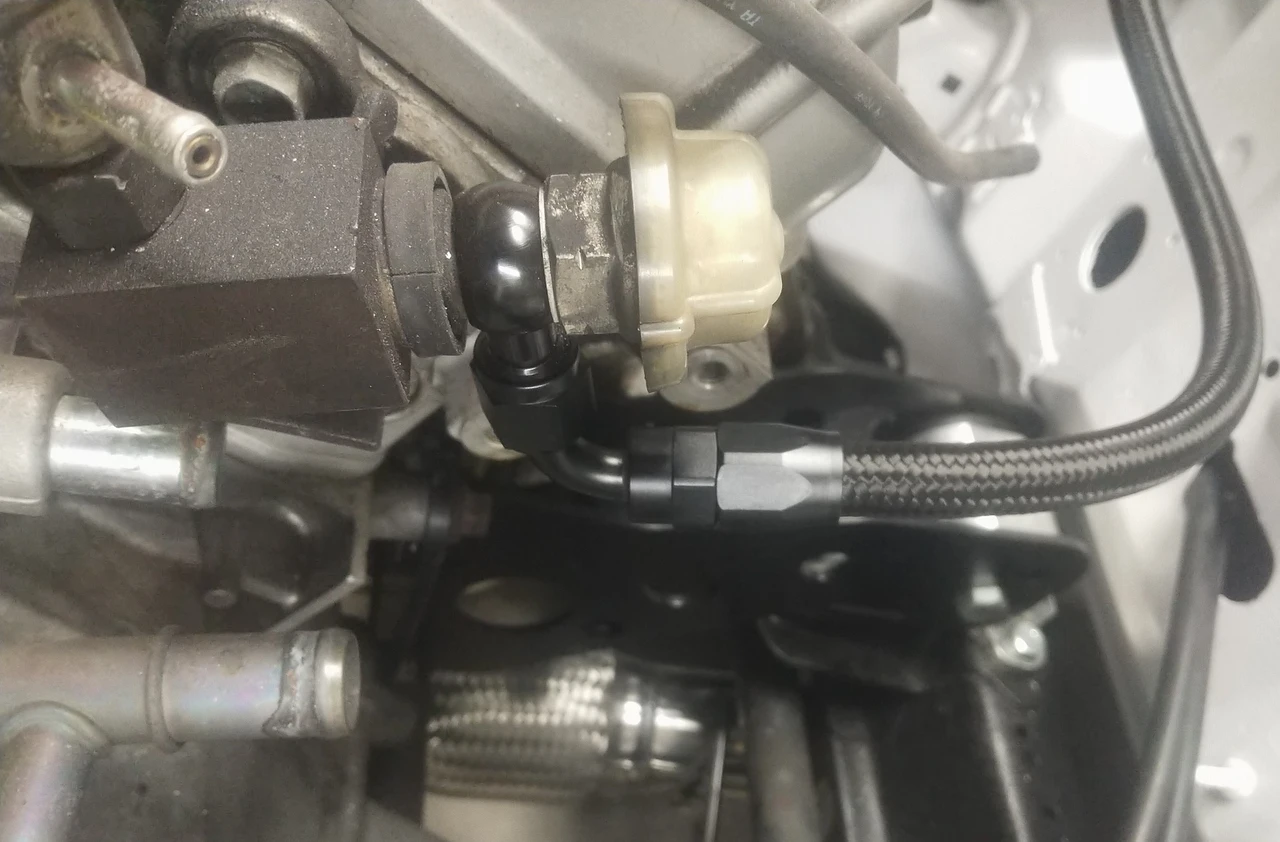 Feed line to engine connection 