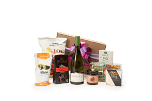 Gourmet white wine gift box featuring Cloudy Bay Sauvignon Blanc paired with sweet and savoury snacks (chocolate, crackers, nuts, etc.), packaged in signature Green & Green gift box with ribbon and bow. Gourmet white wine gift box featuring Cloudy Bay Sauvignon Blanc paired with sweet and savoury snacks (chocolate, crackers, nuts, etc.), packaged in signature Green & Green gift box with ribbon and bow.