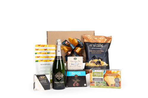 Gourmet gift box featuringSegura Viudas Cava Brut Reserva sparkling wine paired with sweet and savoury snacks (chocolate, crackers, nuts, etc.), packaged in signature Green & Green gift box with ribbon and bow.