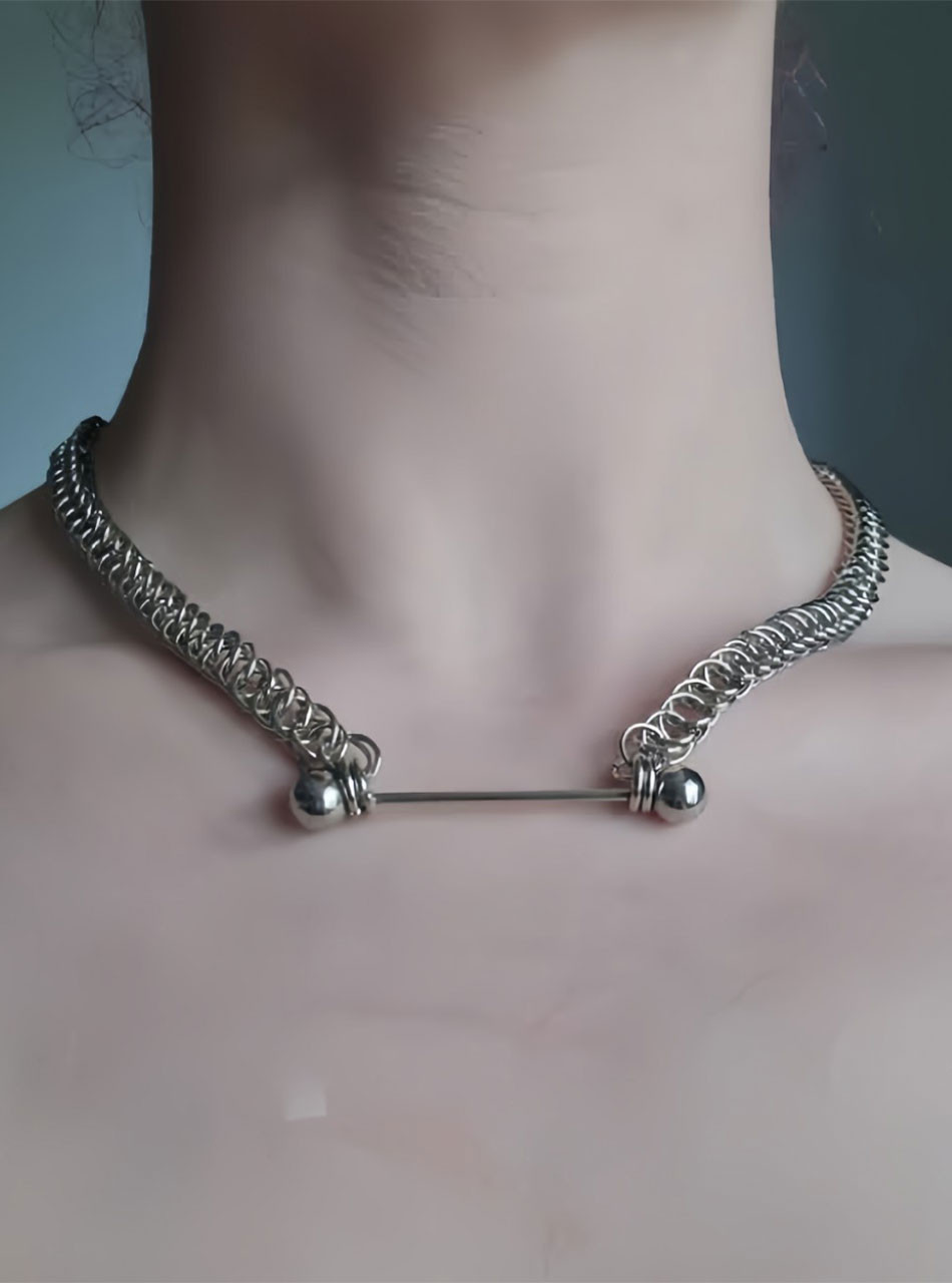 Person wearing bar chain choker with steel shine against skin