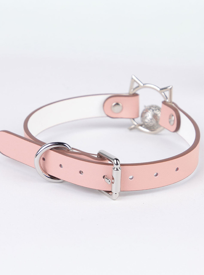 Pink adjustable cat collar buckle detail