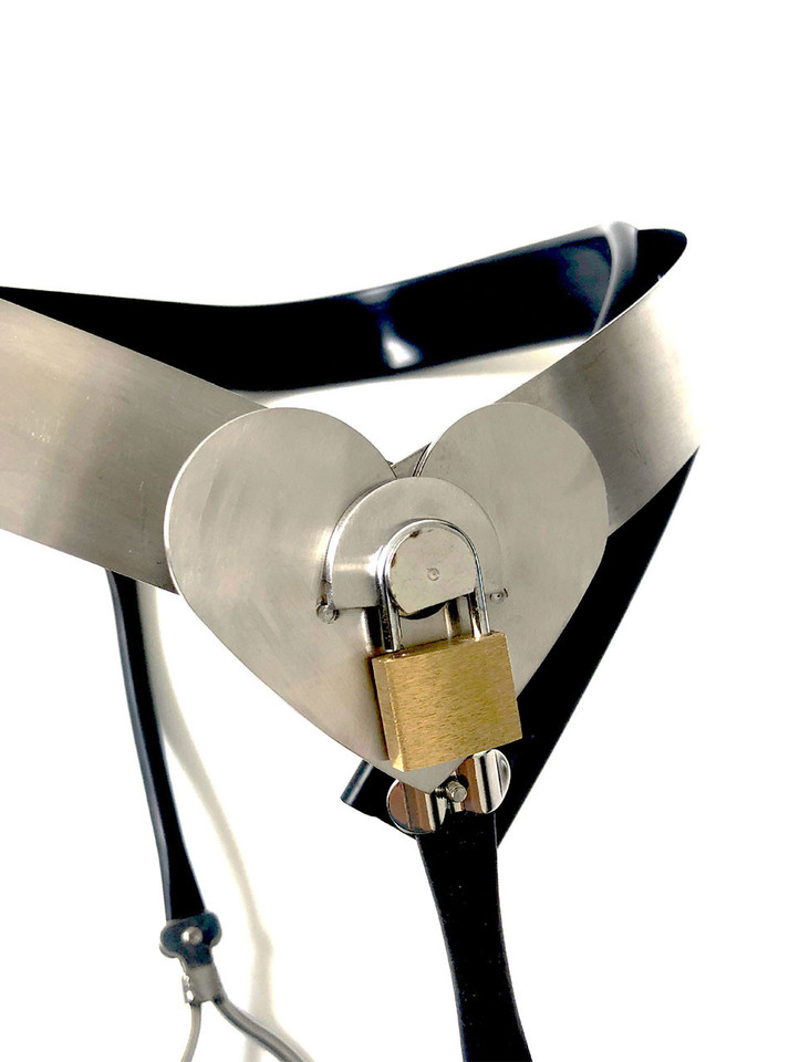 Detailed image of Empress Arcana belt's locking mechanism, featuring heart-shaped padlock