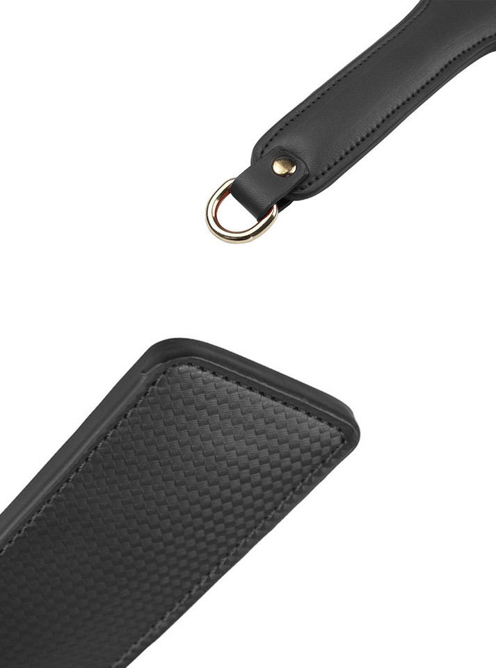 Close-up of the Carbon Fiber Pattern on the Vegan Leather Paddle - Highlighting the detailed carbon fiber texture and precise stitching.