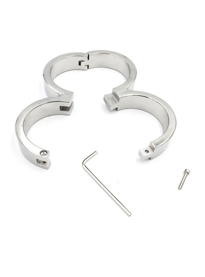 Close-up of the locking mechanism on the Stainless Steel Restrictive Figure-8 Shackles.